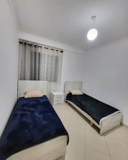 Tirane, jepet me qera apartament 2+1+Ballkon Kati 2, 90 m² 600 € (Mbikalimi i Komunes se Parisit)