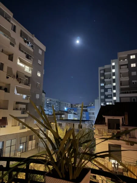 Tirane, jepet me qera apartament 1+1+ Parkim private, 60 m² 850 € (Rruga Ibrahim Dervishi)