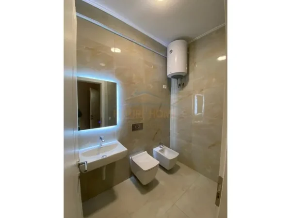 Tirane, jepet me qera apartament 2+1+2+2 Poste Parkimi+Ballkon Kati 4, 100 m² 1.300 € (Qender)
