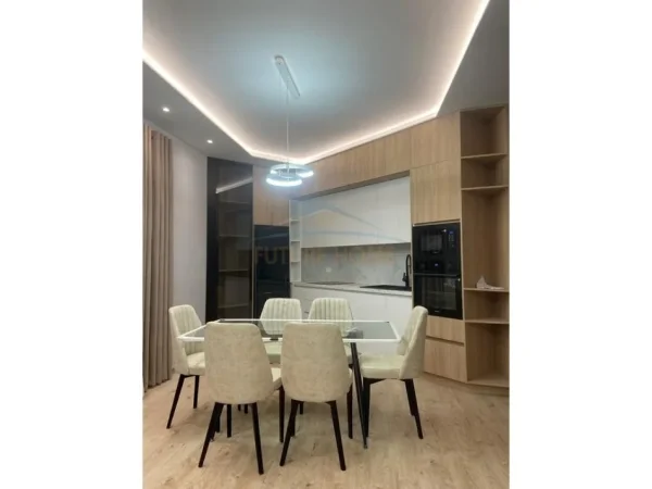 Tirane, jepet me qera apartament 2+1+2+2 Poste Parkimi+Ballkon Kati 4, 100 m² 1.300 € (Qender)