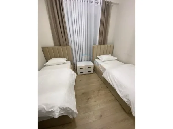 Tirane, jepet me qera apartament 2+1+2+2 Poste Parkimi+Ballkon Kati 4, 100 m² 1.300 € (Qender)