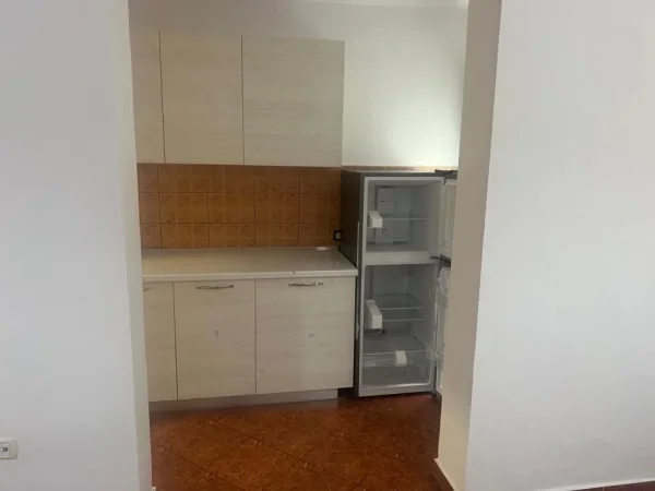 Tirane, jepet me qera apartament 1+1+Ballkon Kati 5, 65 m² 500 € (Zogu I zi)