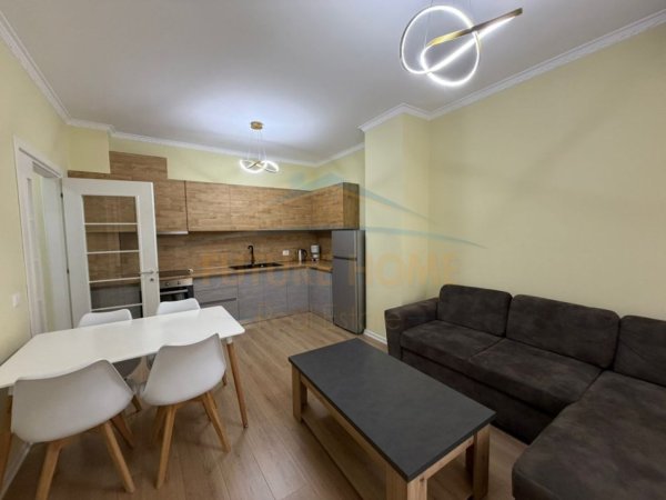 Tirane, jepet me qera apartament 2+1+Ballkon Kati 4, 95 m² 570 € (Grand Gallery)