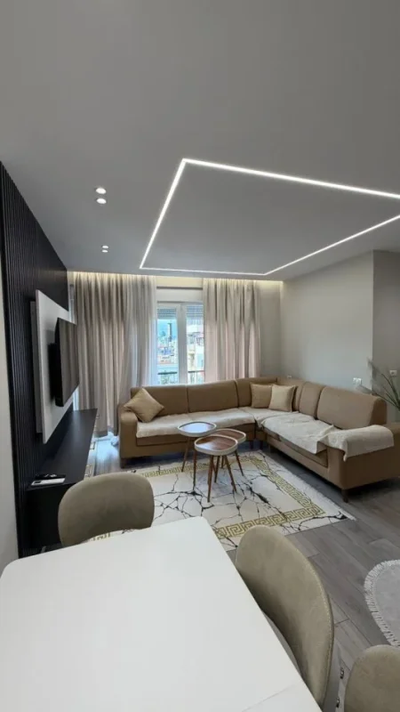 Tirane, jepet me qera 2+1+Ballkon , 800 € 