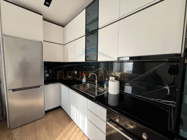 Tirane, jepet me qera apartament 1+1+Ballkon Kati 6, 71 m² 850 € (Rruga e Barrikadave)