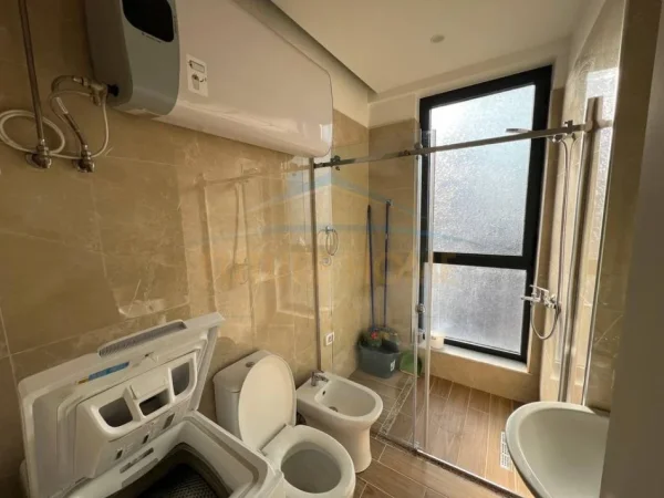 Tirane, jepet me qera apartament 1+1+Ballkon Kati 6, 71 m² 850 € (Rruga e Barrikadave)
