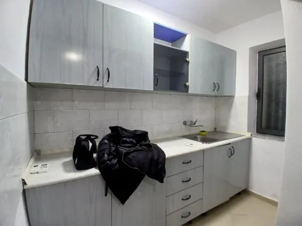Tirane, jepet me qera apartament 1+1+Ballkon Kati 2, 72 m² 550 € (Rruga fortuzi)