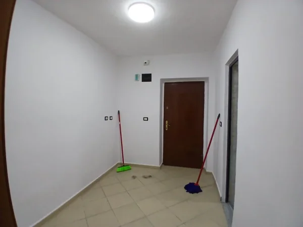 Tirane, jepet me qera apartament 1+1+Ballkon Kati 2, 72 m² 550 € (Rruga fortuzi)