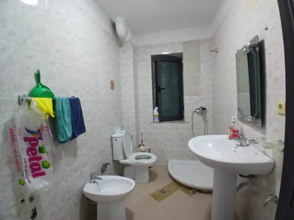 Tirane, jepet me qera apartament 1+1+Ballkon Kati 2, 72 m² 550 € (Rruga fortuzi)