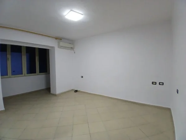 Tirane, jepet me qera apartament 1+1+Ballkon Kati 2, 72 m² 550 € (Rruga fortuzi)