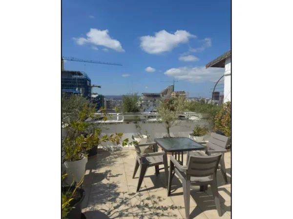 Tirane, jepet me qera apartament 2+1 , 145 m² 1.200 € (Blloku)