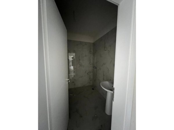 Tirane, shes apartament 2+1 Kati 8, 97 m² 87.500 € (Kamez)