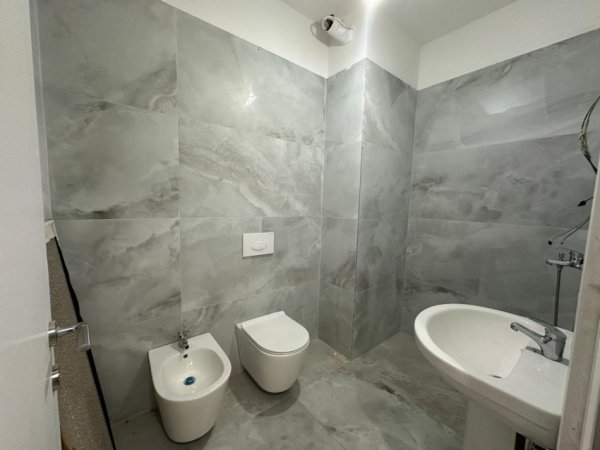 Tirane, shitet apartament 2+1+Ballkon Kati 2, 83 m² 104.500 € (Univers City)
