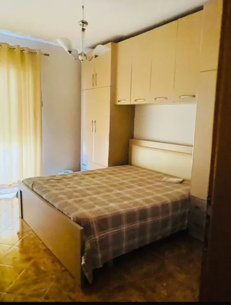 Tirane, jepet me qera apartament 2+1+Ballkon , 80 m² 750 € (Sheshi Skenderbej)