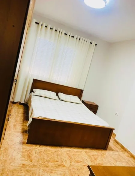 Tirane, jepet me qera apartament 2+1+Ballkon , 80 m² 750 € (Sheshi Skenderbej)