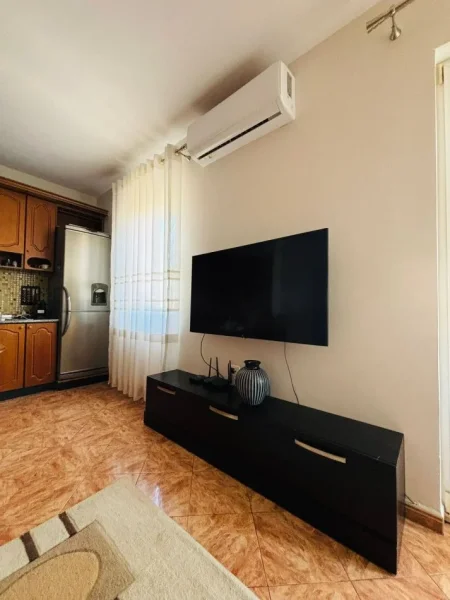 Tirane, jepet me qera apartament 2+1+Ballkon , 80 m² 750 € (Sheshi Skenderbej)