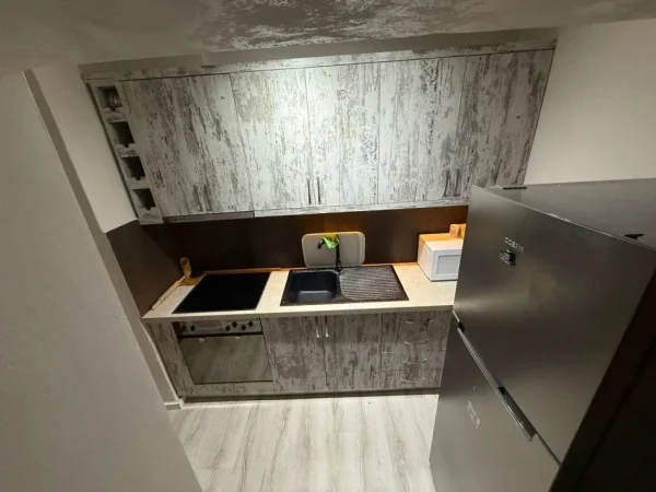 Tirane, jepet me qera apartament 1+1+Aneks+Ballkon Kati 3, 95 m² 550 € 