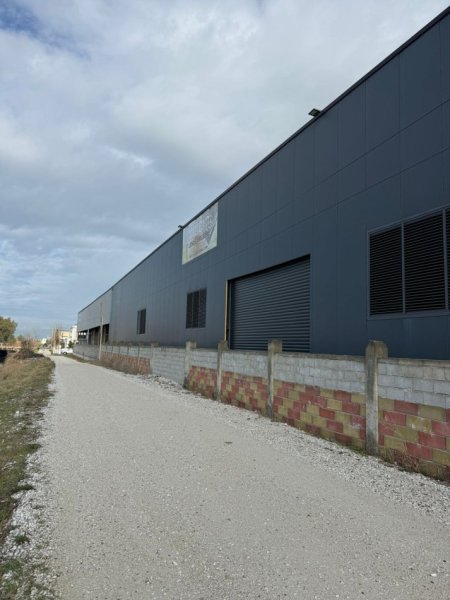 Durres, jepet me qera magazine Kati 0, 3.000 m² 