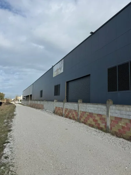 Durres, jepet me qera magazine Kati 0, 3.000 m² 