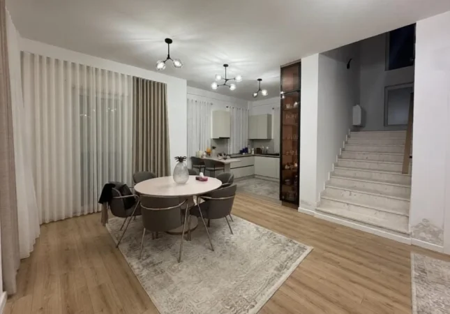 Tirane, jepet me qera Vile 5+1+Ballkon Kati 3, 240 m² 2.500 € (Rruga Riza Kasemi)