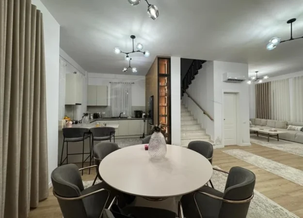 Tirane, jepet me qera Vile 5+1+Ballkon Kati 3, 240 m² 2.500 € (Rruga Riza Kasemi)