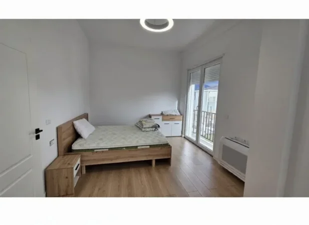 Tirane, jepet me qera Vile 5+1+Ballkon Kati 3, 240 m² 2.500 € (Rruga Riza Kasemi)
