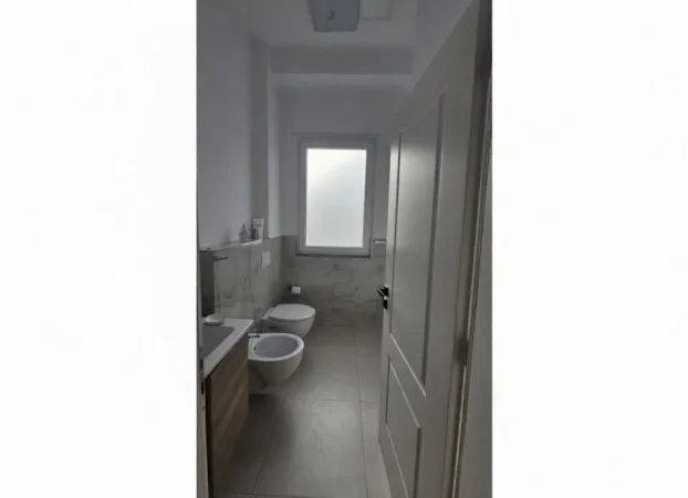 Tirane, jepet me qera Vile 5+1+Ballkon Kati 3, 240 m² 2.500 € (Rruga Riza Kasemi)
