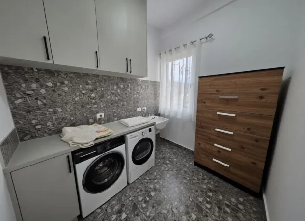 Tirane, jepet me qera Vile 5+1+Ballkon Kati 3, 240 m² 2.500 € (Rruga Riza Kasemi)