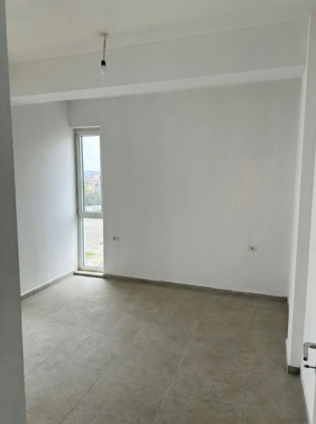 Tirane, jepet me qera apartament 2+1+Ballkon Kati 2, 85 m² 400 € (Rruga 5 Maji)