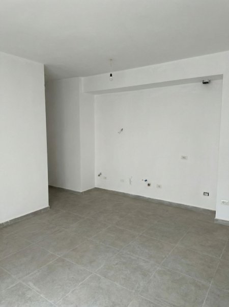 Tirane, jepet me qera apartament 2+1+Ballkon Kati 2, 85 m² 400 € (Rruga 5 Maji)