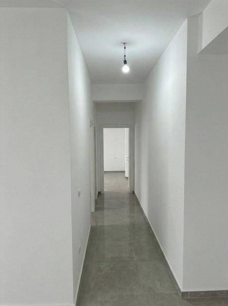 Tirane, jepet me qera apartament 2+1+Ballkon Kati 2, 85 m² 400 € (Rruga 5 Maji)