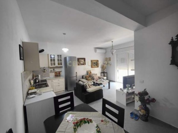 Tirane, jepet me qera apartament 1+1+BLK Kati 3, 75 m² 450 Euro (Brryli)