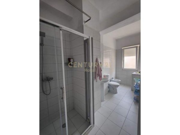 Tirane, jepet me qera apartament 1+1+BLK Kati 3, 75 m² 450 Euro (Brryli)