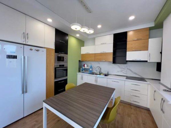 Tirane, jepet me qera apartament 3+1+BLK Kati 6, 150 m² 800 Euro (rruga siri kodra)