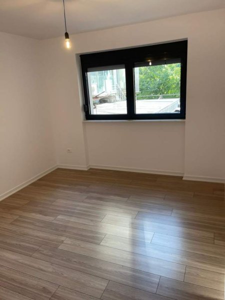 Tirane, jepet me qera apartament Kati 1, 80 m² 500 Euro (Rruga Muhamet Gjollesha, perball Inxhinieris Ndert)