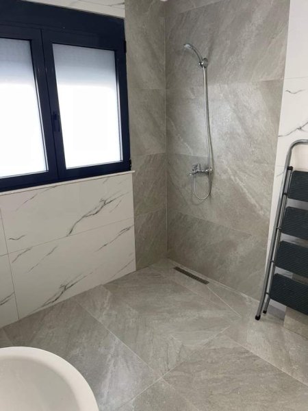 Tirane, jepet me qera apartament Kati 1, 80 m² 500 Euro (Rruga Muhamet Gjollesha, perball Inxhinieris Ndert)