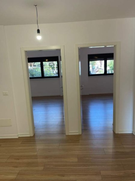 Tirane, jepet me qera apartament Kati 1, 80 m² 500 Euro (Rruga Muhamet Gjollesha, perball Inxhinieris Ndert)