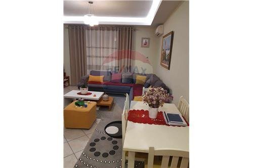 Tirane, jepet me qera apartament 2+1+BLK Kati 4, 100 m² 400 Euro (Panajot Pano)