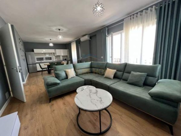 Tirane, jepet me qera apartament 2+1+BLK Kati 3, 150 m² 800 Euro (Kopshti Botanik)