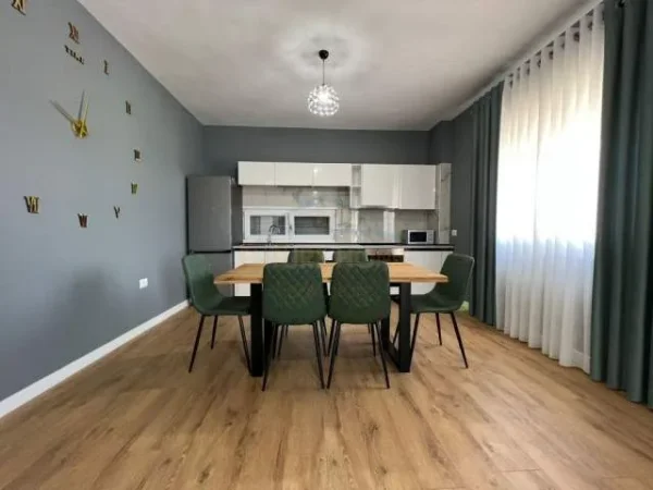 Tirane, jepet me qera apartament Kati 3, 150 m² 800 Euro (Kopshti Botanik)