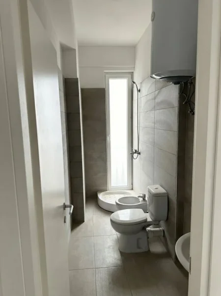 Tirane, jepet me qera apartament 2+1+Ballkon Kati 2, 85 m² 400 € (Rruga 5 Maji)