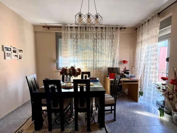 Tirane, shitet apartament 2+1+Ballkon Kati 5, 110 m² 175.000 € (Ali Demi, Tiranë.)