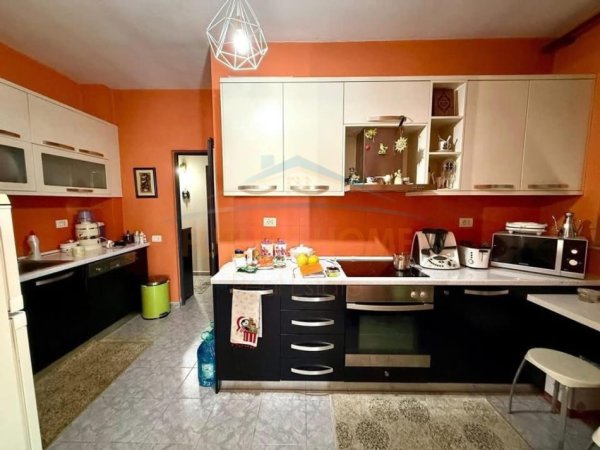 Tirane, shitet apartament 2+1+Ballkon Kati 5, 110 m² 175.000 € (Ali Demi, Tiranë.)