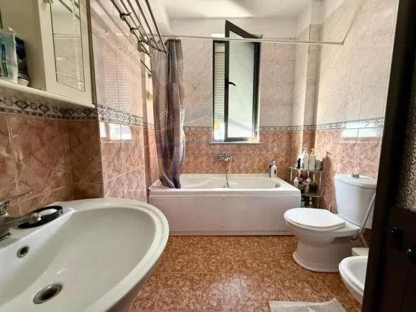 Tirane, shitet apartament 2+1+Ballkon Kati 5, 110 m² 175.000 € (Ali Demi, Tiranë.)