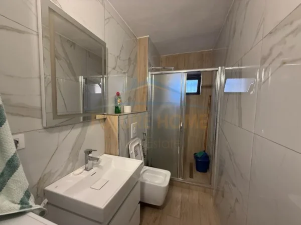 Tirane, jepet me qera apartament 2+1 Kati 3, 75 m² 850 € 