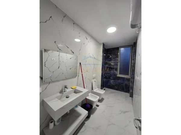 Tirane, jepet me qera apartament 2+1 Kati 7, 89 m² 550 € 