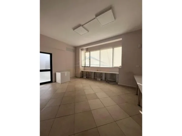 Tirane, jepet me qera ambjent biznesi Kati 1, 103 m² 1.100 € 