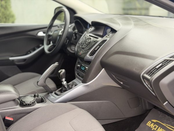 Durres, shitet makine Ford Focus 1.6 Nafte, blu e errët manuale Klima