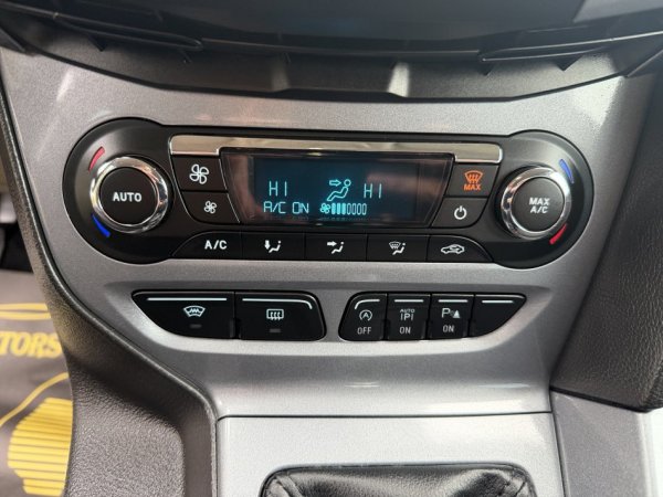 Durres, shitet makine Ford Focus 1.6 Nafte, blu e errët manuale Klima