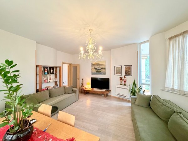 Tirane, shitet apartament 3+1+Ballkon Kati 4, 135 m² 265.000 € (Rruga Jordan Misja)